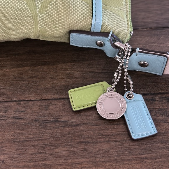 EUC Coach signature lime green canvas messenger crossbody with light blue trim - Picture 2 of 6